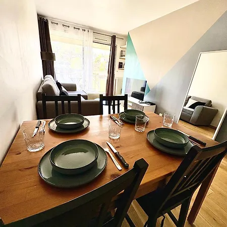 Apartament Modern With Balcony Suresnes