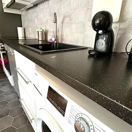 Modern With Balcony Apartament *