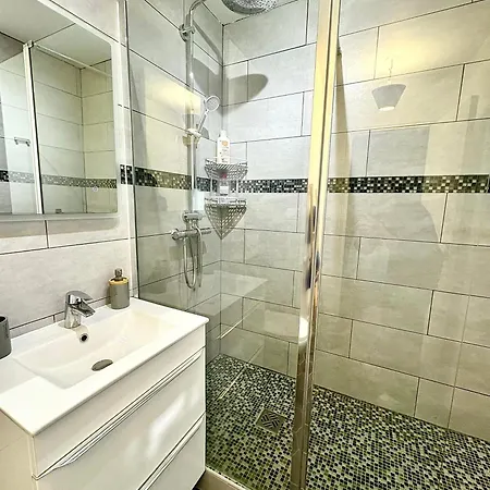Διαμέρισμα Modern With Balcony *